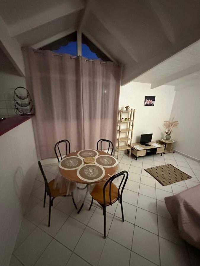 Appartements: plage&commerces à 200m Sainte-Anne  Extérieur photo